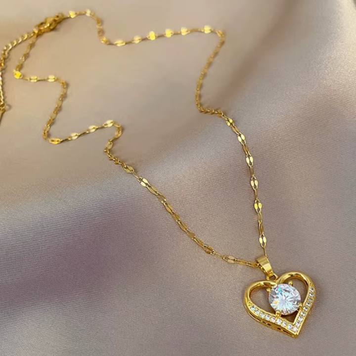 Collar de Corazón y Labios Dorados