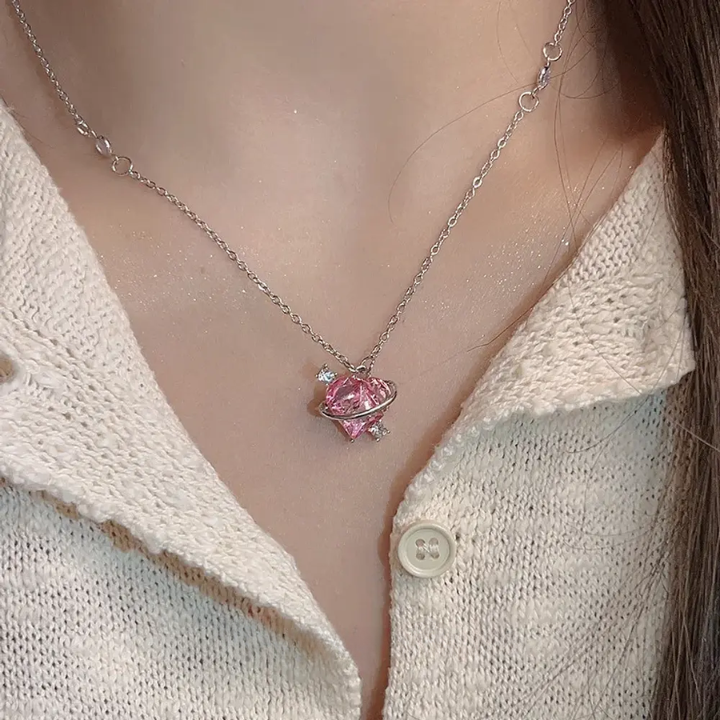 Collar Corazón Planeta Rosa – Un Universo de Amor