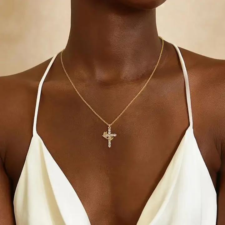 Collar con Cruz Cristiana y Corona – Elegancia y Fe en un Solo Diseño