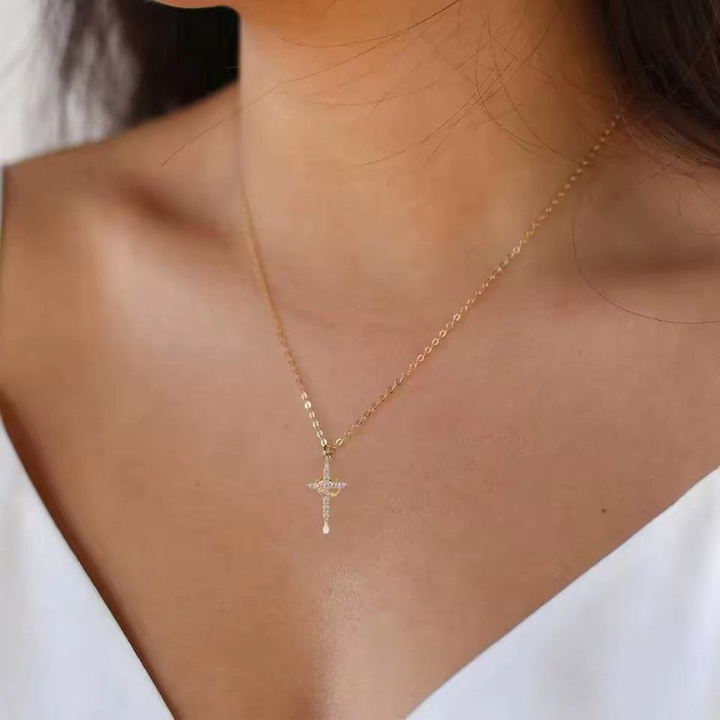 Collar con Cruz Cristiana y Corona – Elegancia y Fe en un Solo Diseño