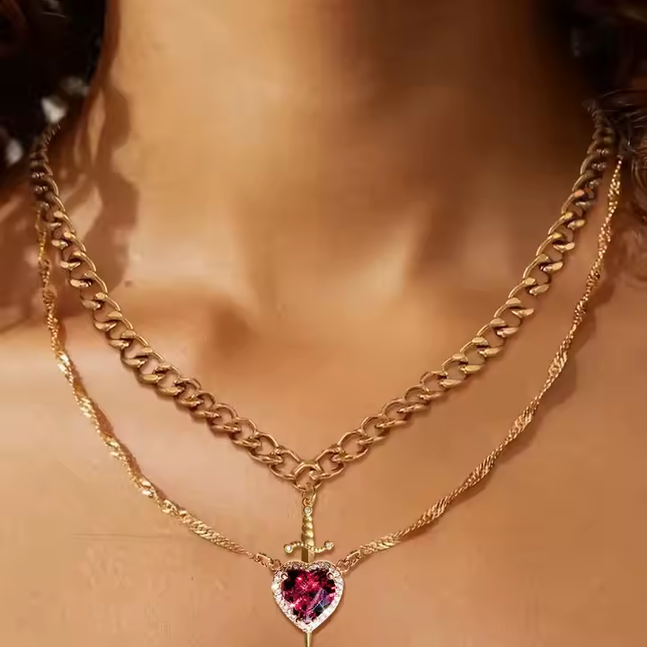 Collar de Corazón y Espada