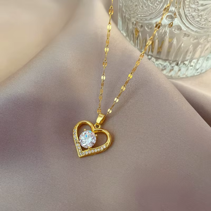 Collar de Corazón y Labios Dorados