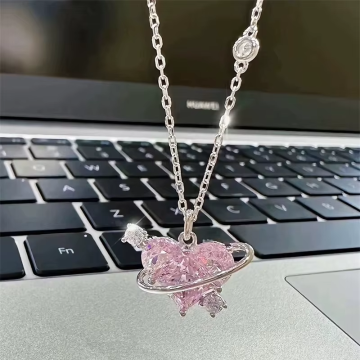 Collar Corazón Planeta Rosa – Un Universo de Amor