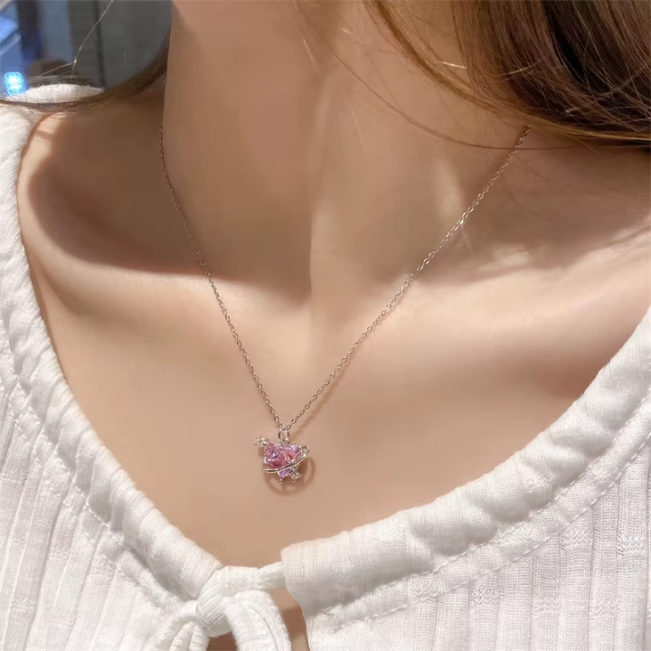 Collar Corazón Planeta Rosa – Un Universo de Amor