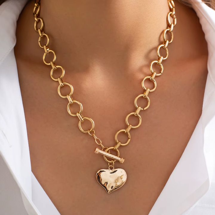 Collar Dorado con Colgante de Corazón y Cierre de Palanca