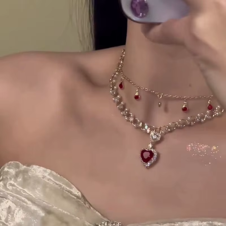 Collar "Corazón Brillante" – Un Símbolo de Elegancia y Distinción