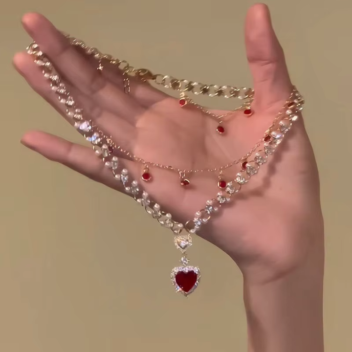 Collar "Corazón Brillante" – Un Símbolo de Elegancia y Distinción