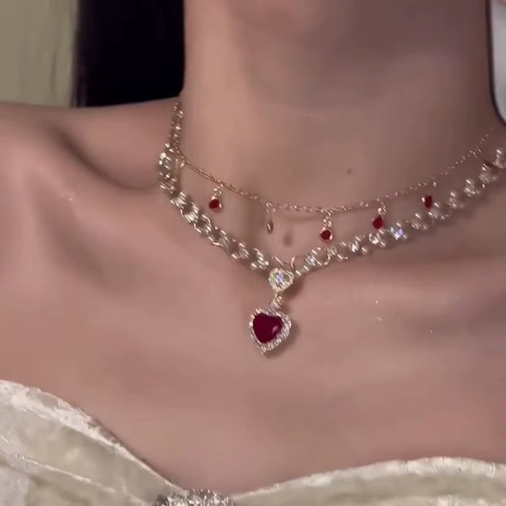 Collar "Corazón Brillante" – Un Símbolo de Elegancia y Distinción